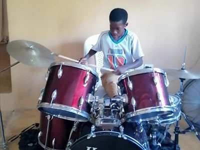A child a playing drums