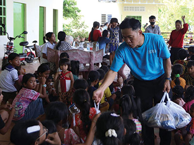 Pastor Jack handing out MannaPack meals
