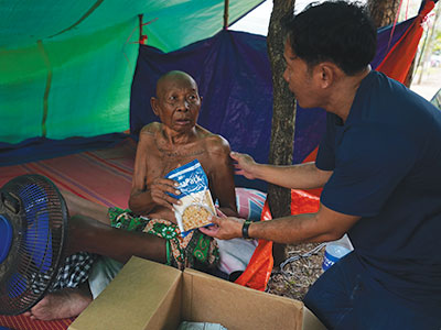 And older refugee receives MannaPack meals